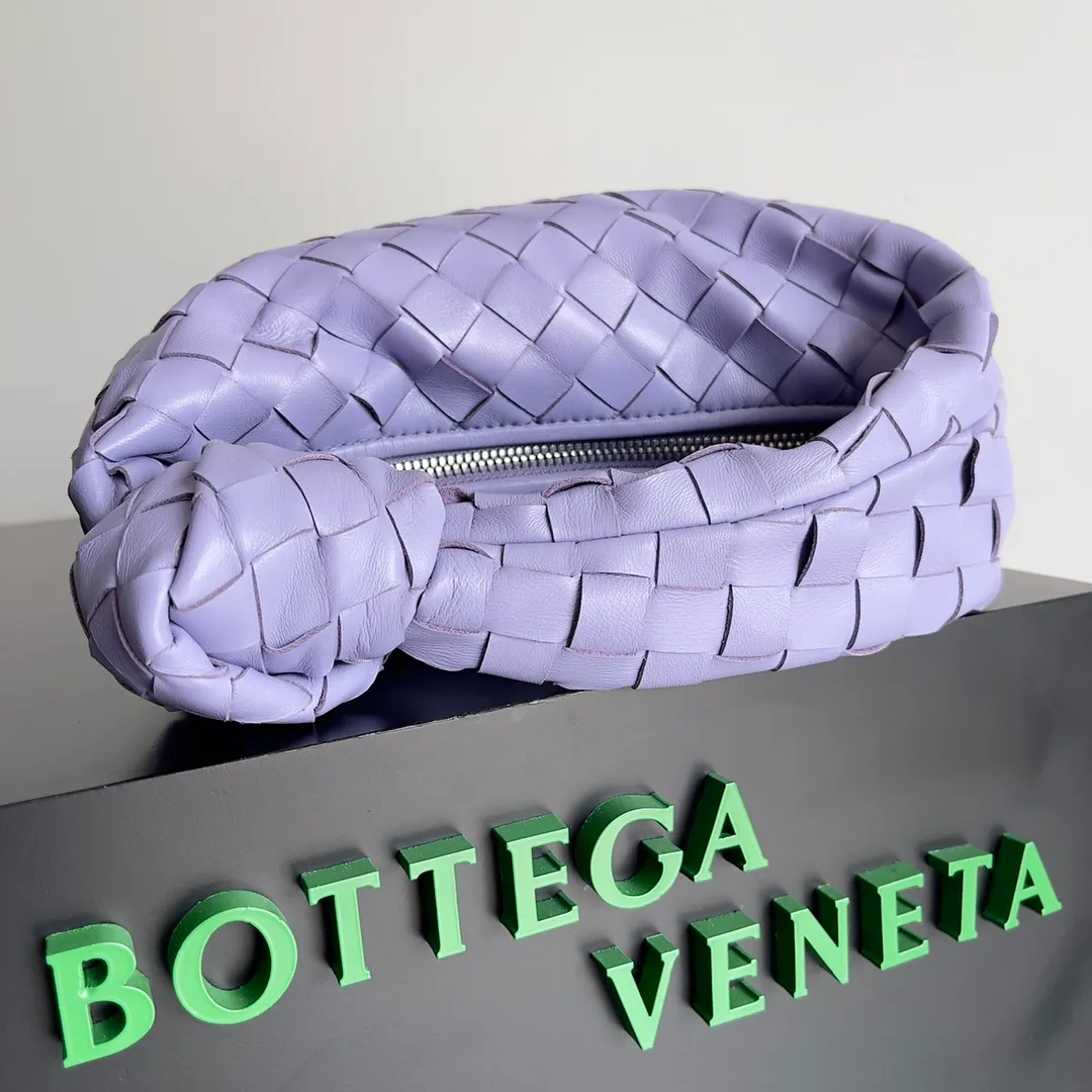 Batch 1120 Bottega veneta͙.——- The latest woven knotted hobo🔥 The top-grade lambskin leather is very soft, the bag shape is unique, practical and durable. It retains the traditional woven elements while being a little more flamboyant ~ Made of hand-woven sheepskin, zipper opening and closing, curved seamless structure, effortless to match. Highly recommended⚠️⚠️⚠️ The most high-end in the market🌈 Welcome to compare [Factory complete package] size: 23x15x5cm.   Model: 651876